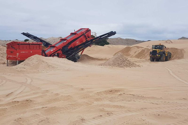 Mobile screening plant and loader working in the pit